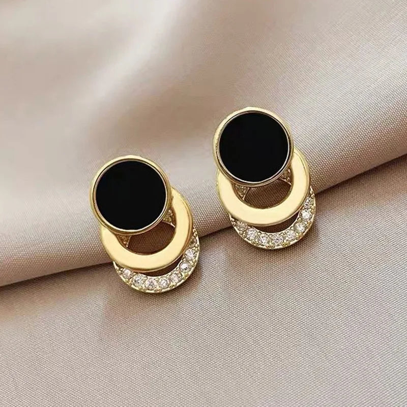 Fashion Women's Asymmetrical Earrings Hollow Out Black Round Stud Earrings Acrylic Crystal Jewelry Accessories pendientes mujer