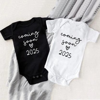 Baby Announcement Coming Soon 2025 Newborn Baby Bodysuits Summer Boys Girls Romper Body Pregnancy Reveal Clothes