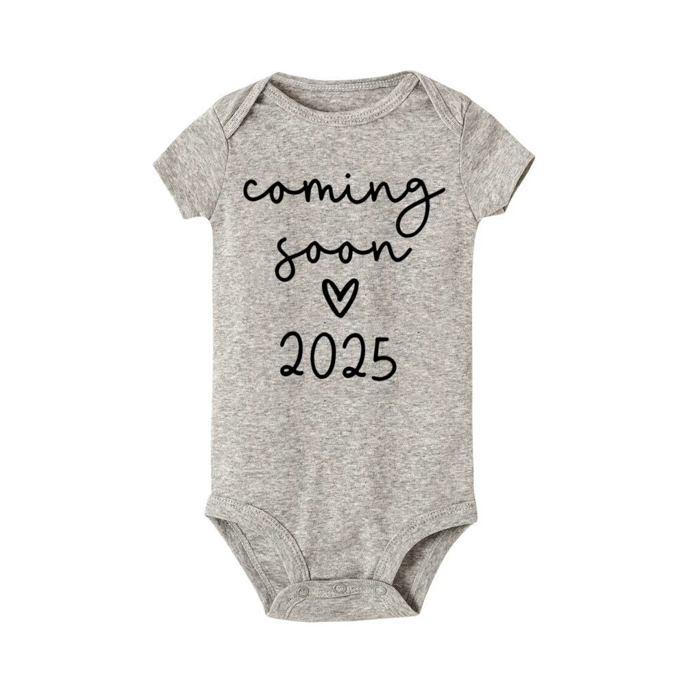 Baby Announcement Coming Soon 2025 Newborn Baby Bodysuits Summer Boys Girls Romper Body Pregnancy Reveal Clothes