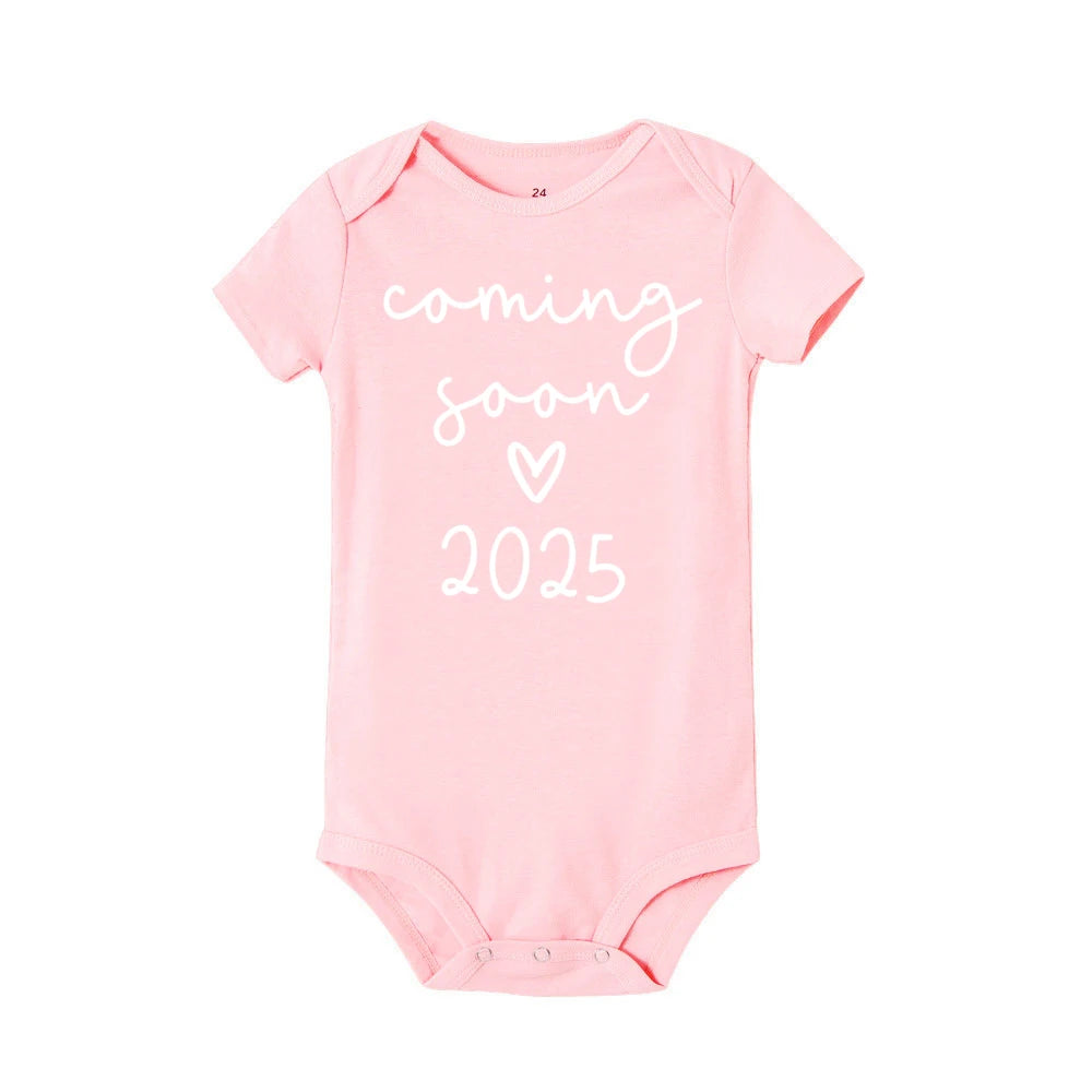 Baby Announcement Coming Soon 2025 Newborn Baby Bodysuits Summer Boys Girls Romper Body Pregnancy Reveal Clothes