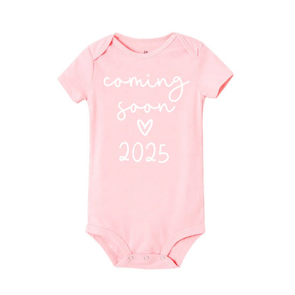 Baby Announcement Coming Soon 2025 Newborn Baby Bodysuits Summer Boys Girls Romper Body Pregnancy Reveal Clothes