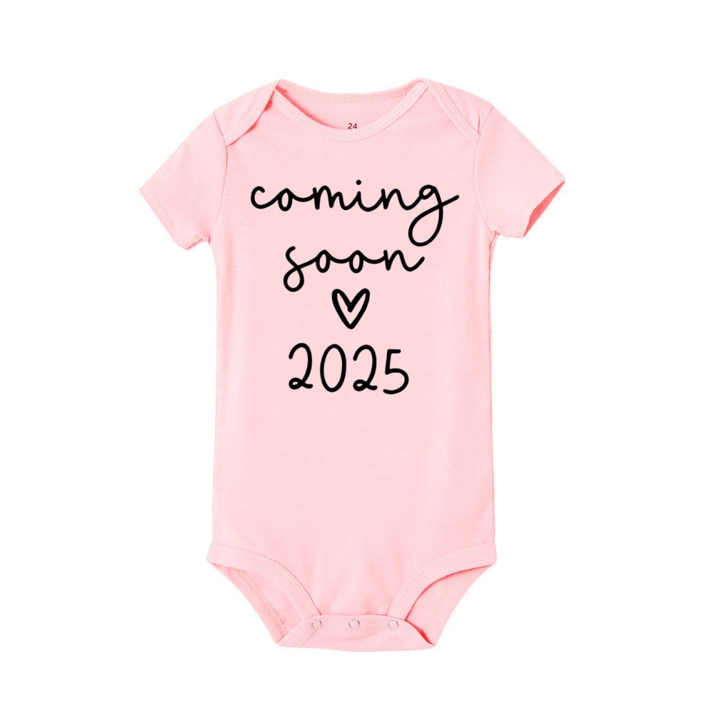 Baby Announcement Coming Soon 2025 Newborn Baby Bodysuits Summer Boys Girls Romper Body Pregnancy Reveal Clothes