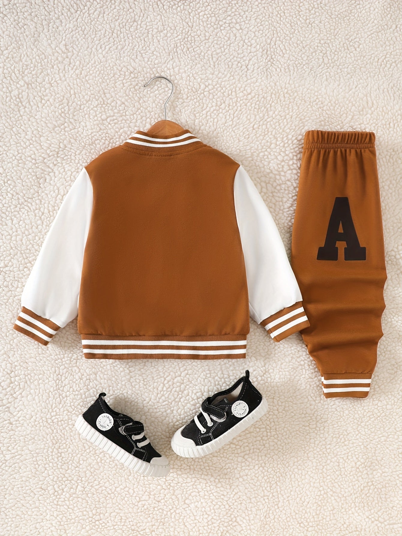 Boys' 2pcs Fall/Winter Casual Polyester Knit Baseball Suit with Long Sleeve Crew Neck Jacket and Matching Pants, Alphabet Print, Regular Fit - Button Detail, for Outdoor