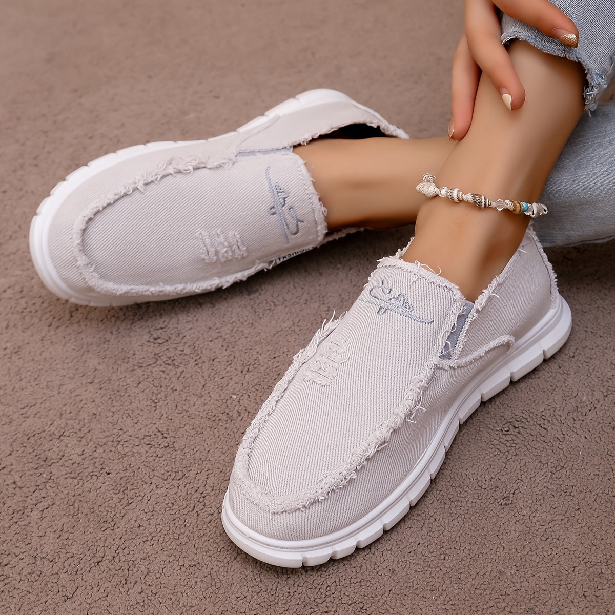 Daisy Embroidered Low-Top Canvas Sneakers, Lightweight PVC Sole Casual Shoes, All-Season Penny-Loafers with Soft Inner Fabric, Everyday Comfort|Daisy Motif|Washed Canvas